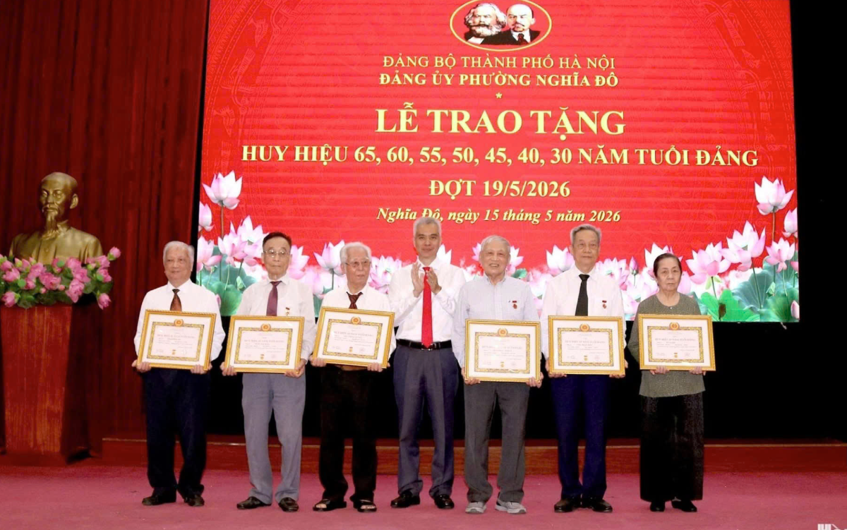Phường Nghĩa Đô trân trọng trao Huy hiệu Đảng cho 238 đảng viên nhân dịp kỷ niệm Ngày sinh Chủ tịch Hồ Chí Minh