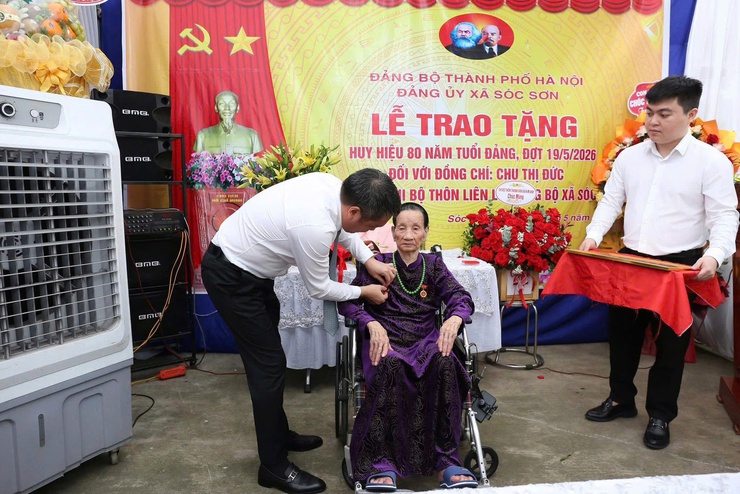 Xã Sóc Sơn trang trọng trao Huy hiệu 80 năm tuổi Đảng cho đảng viên lão thành Chu Thị Đức