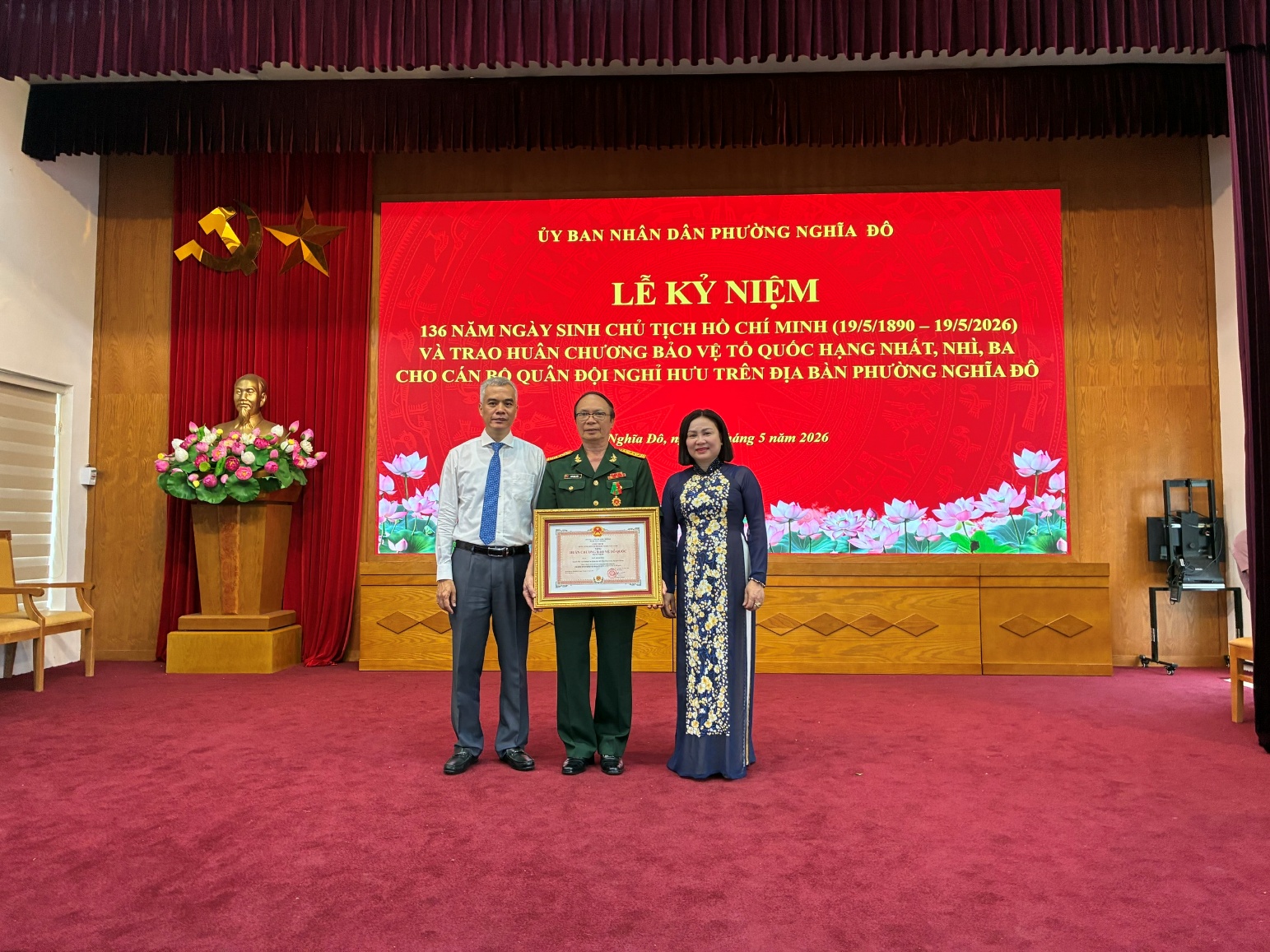 Phường Nghĩa Đô trang trọng trao Huân chương Bảo vệ Tổ quốc cho các cán bộ Quân đội nghỉ hưu tiêu biểu