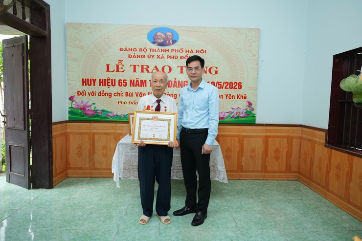 Xã Phù Đổng trang trọng trao Huy hiệu 65 năm tuổi Đảng tại nhà cho đảng viên lão thành