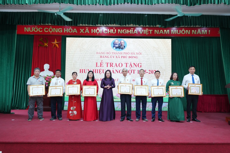 Xã Phù Đổng tôn vinh 60 đảng viên nhận Huy hiệu Đảng, lan tỏa truyền thống cách mạng và tinh thần cống hiến