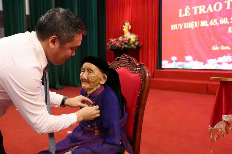 Xã Sóc Sơn trao Huy hiệu Đảng cho 120 đảng viên, lan tỏa truyền thống vẻ vang của Đảng trong dịp 19-5
