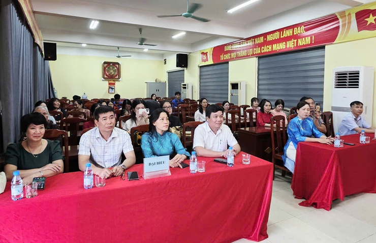 Trường THPT Trần Hưng Đạo kết nạp 2 học sinh ưu tú vào Đảng, tiếp thêm sức trẻ cho công tác xây dựng Đảng trong nhà trường