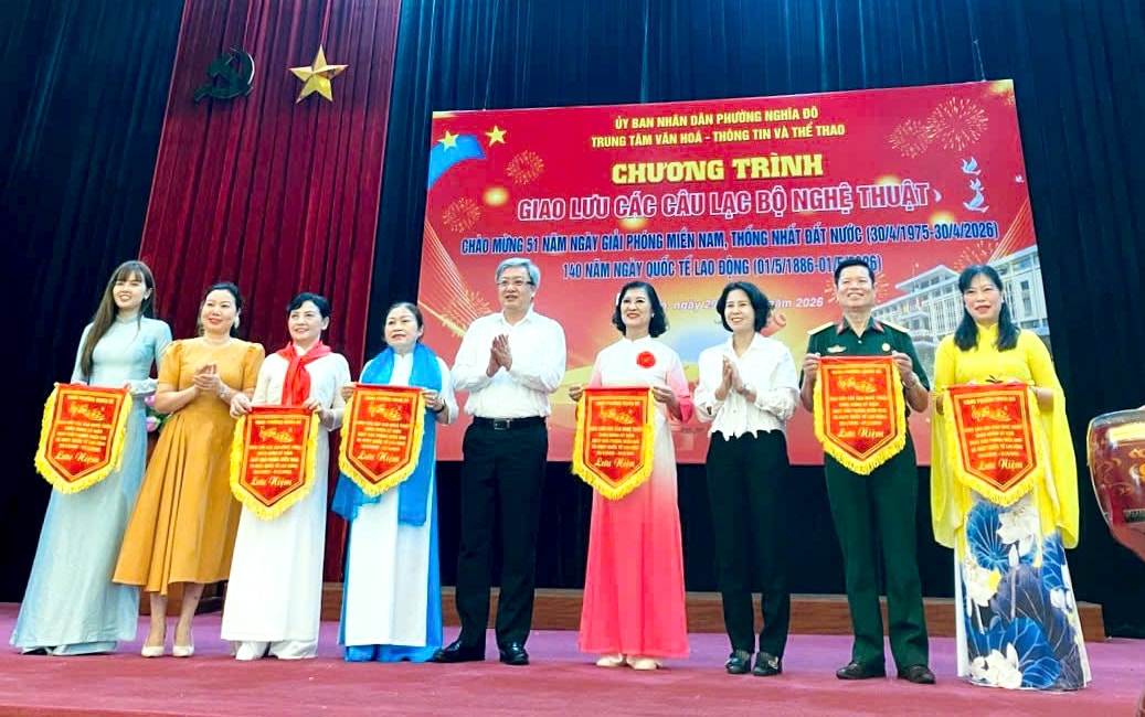 Phường Nghĩa Đô lan tỏa tinh thần yêu nước qua chương trình giao lưu nghệ thuật chào mừng các ngày lễ lớn