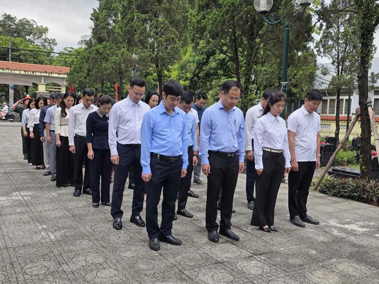 Phường Phú Lương thành kính dâng hương tri ân các Anh hùng liệt sĩ nhân kỷ niệm 51 năm Ngày Giải phóng miền Nam, thống nhất đất nước