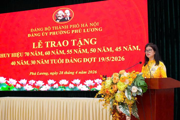 Phường Phú Lương trang trọng trao Huy hiệu Đảng, tôn vinh những cống hiến bền bỉ của các đảng viên lão thành