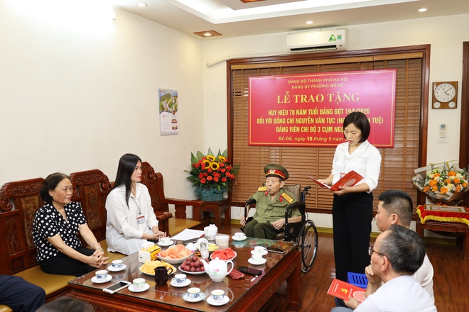 Phường Bồ Đề trang trọng trao Huy hiệu 70 năm tuổi Đảng cho đảng viên lão thành tại nhà riêng
