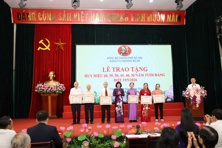 Phường Bồ Đề trang trọng trao Huy hiệu Đảng cho 165 đảng viên, lan tỏa truyền thống cách mạng nhân dịp 19-5