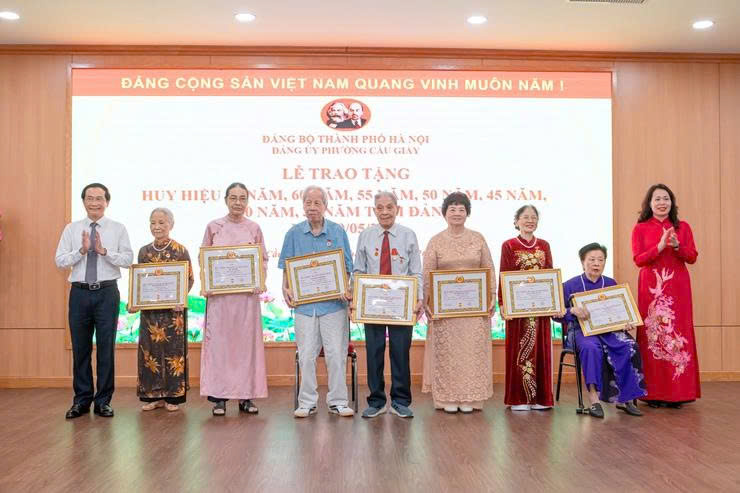 Đảng bộ phường Cầu Giấy trao Huy hiệu Đảng cho 97 đảng viên, tiếp nối truyền thống cống hiến vì sự phát triển của địa phương