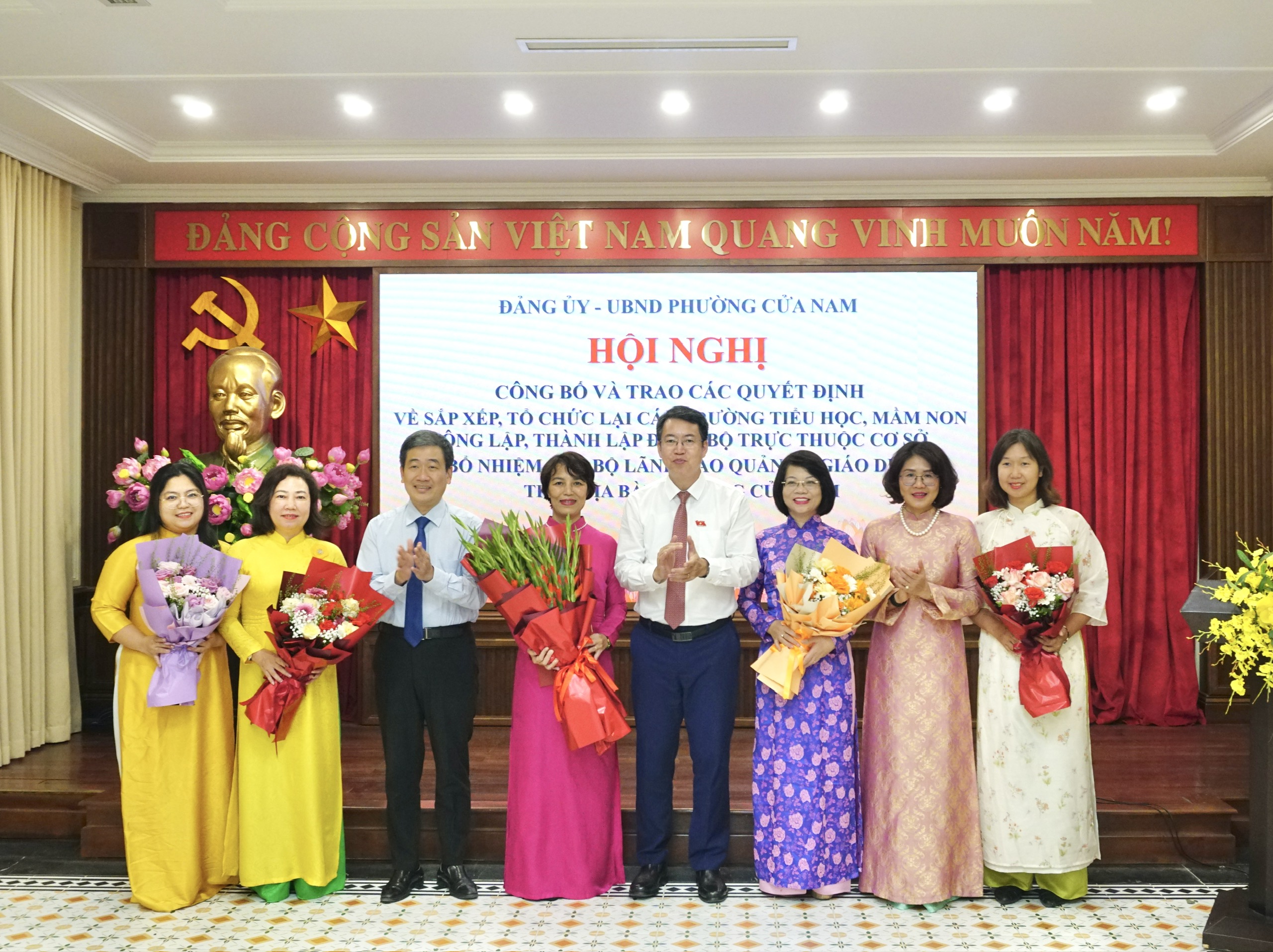 Phường Cửa Nam kiện toàn hệ thống trường công lập, trao quyết định thành lập tổ chức đảng và bổ nhiệm cán bộ quản lý giáo dục