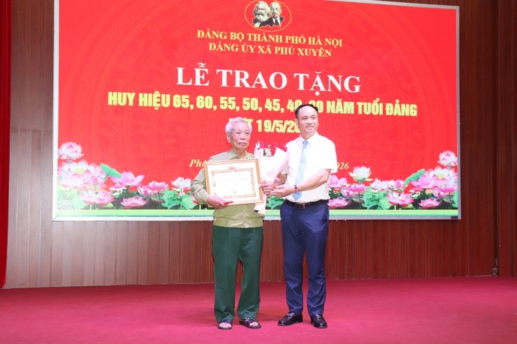 Đảng bộ xã Phú Xuyên trao Huy hiệu Đảng cho 62 đảng viên, khai mạc Hội thi Báo cáo viên, Tuyên truyền viên giỏi năm 2026