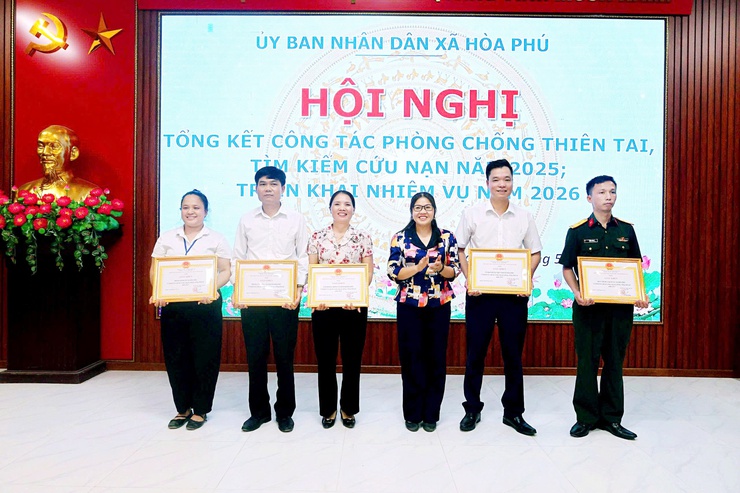 Xã Hòa Phú khen thưởng 42 tập thể, cá nhân tiêu biểu, nâng cao năng lực ứng phó thiên tai trong giai đoạn mới