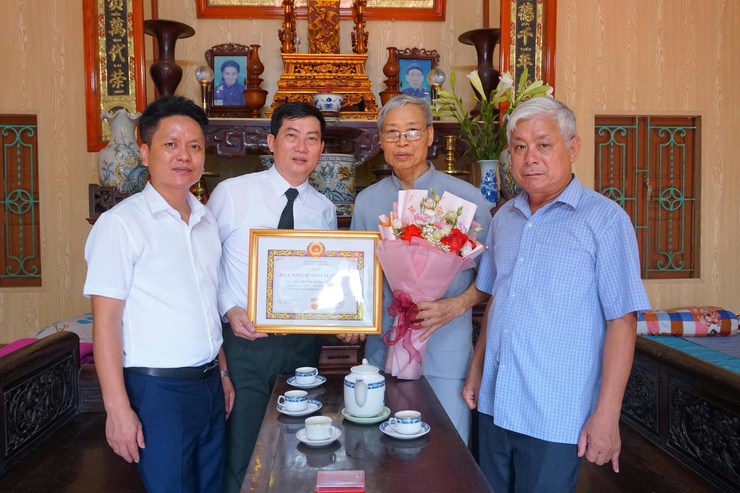 Xã Hòa Phú trao Huy hiệu Đảng tại gia đình, tri ân đảng viên lão thành bằng những việc làm thiết thực