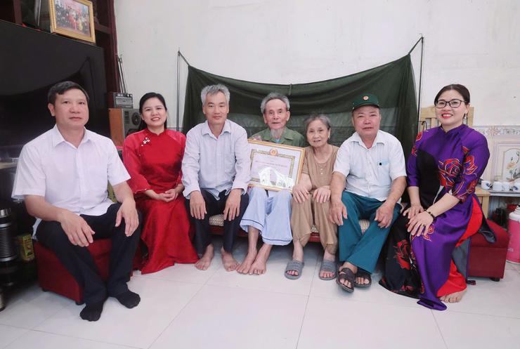 Xã Hòa Phú trao Huy hiệu 60 năm tuổi Đảng tại nhà tặng đảng viên lão thành, lan tỏa nghĩa tình và sự tri ân