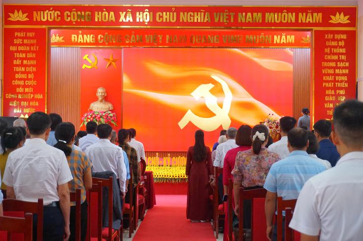 Xã Hòa Phú trang trọng trao Huy hiệu Đảng cho 22 đảng viên, lan tỏa truyền thống vẻ vang của Đảng