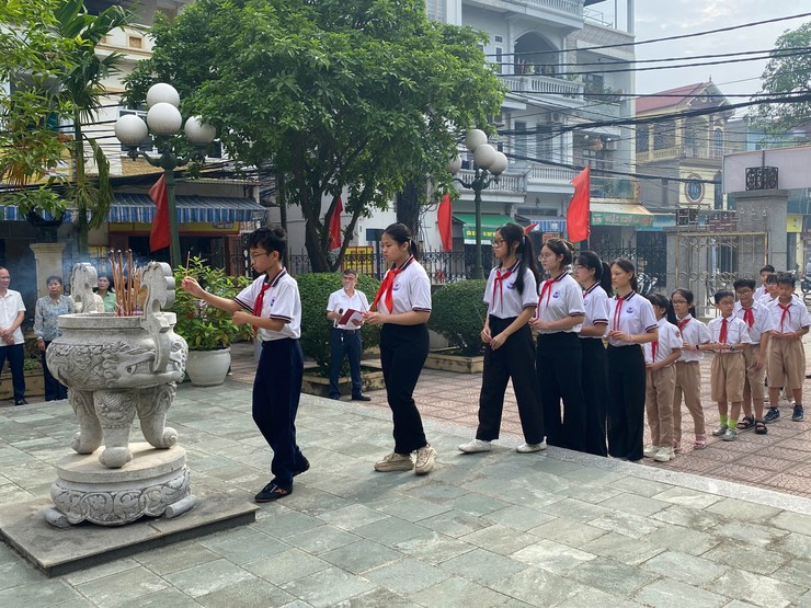 Xã Đại Thanh thành kính dâng hương tưởng niệm Chủ tịch Hồ Chí Minh, tiếp nối truyền thống từ những lần Người về thăm địa phương
