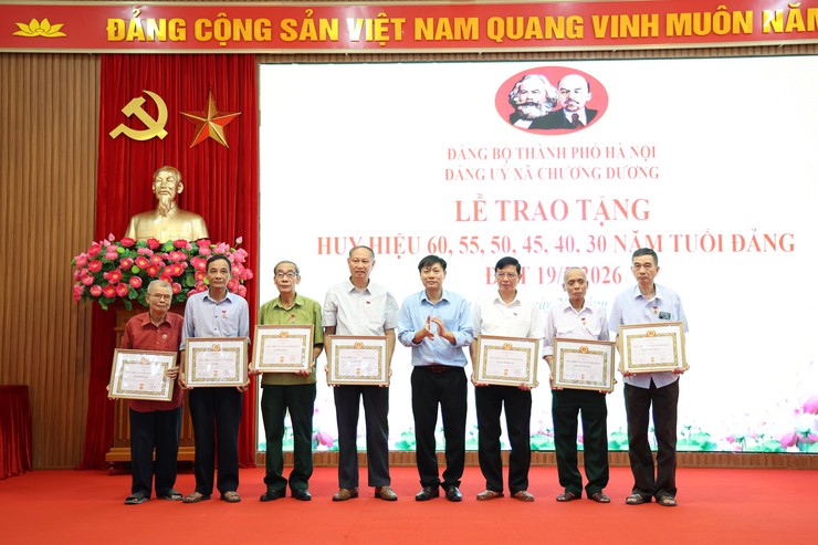 Xã Chương Dương trao Huy hiệu Đảng đợt 19-5 và triển khai nhiệm vụ trọng tâm tháng 5-2026