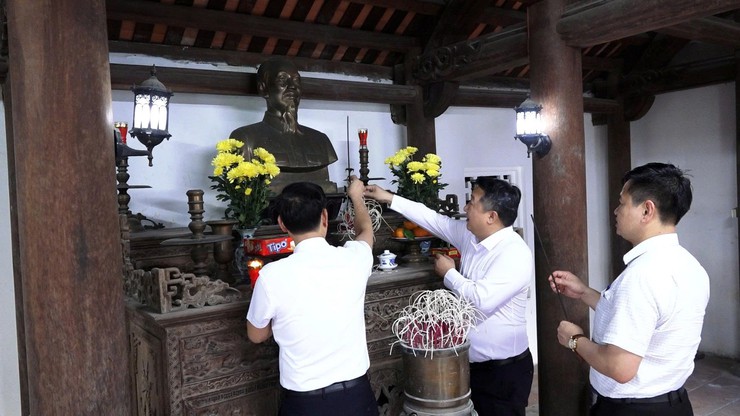 Lãnh đạo xã Bình Minh dâng hương tưởng niệm Chủ tịch Hồ Chí Minh và các Anh hùng liệt sĩ nhân kỷ niệm 51 năm Ngày Giải phóng miền Nam, thống nhất đất nước