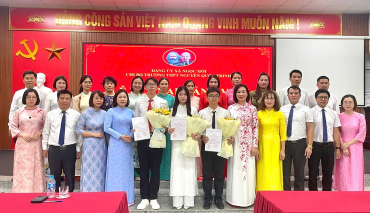 Xã Ngọc Hồi: Chi bộ Trường THPT Nguyễn Quốc Trinh kết nạp 3 học sinh ưu tú vào Đảng