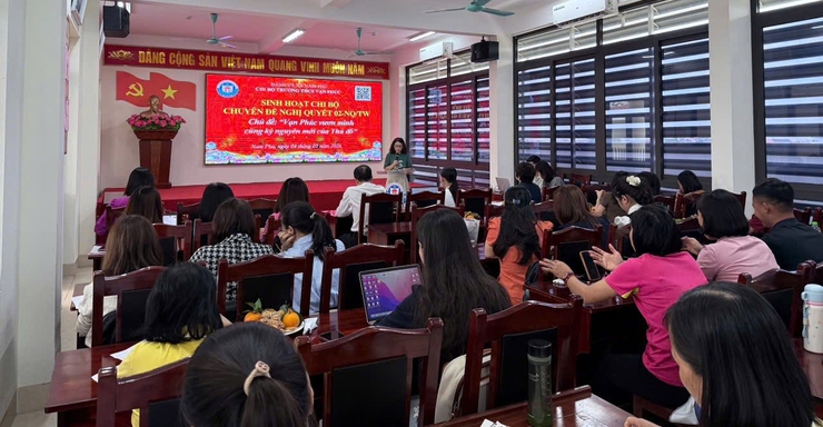 Chi bộ Trường THCS Vạn Phúc cụ thể hóa Nghị quyết số 02-NQ/TW bằng những mô hình giáo dục số tại xã Nam Phù