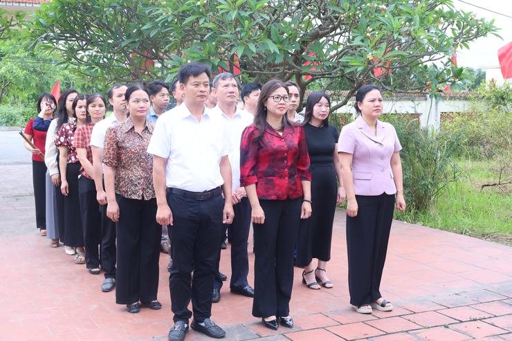 Xã Hòa Phú dâng hương tri ân các anh hùng liệt sĩ nhân dịp kỷ niệm Ngày Giải phóng miền Nam, thống nhất đất nước