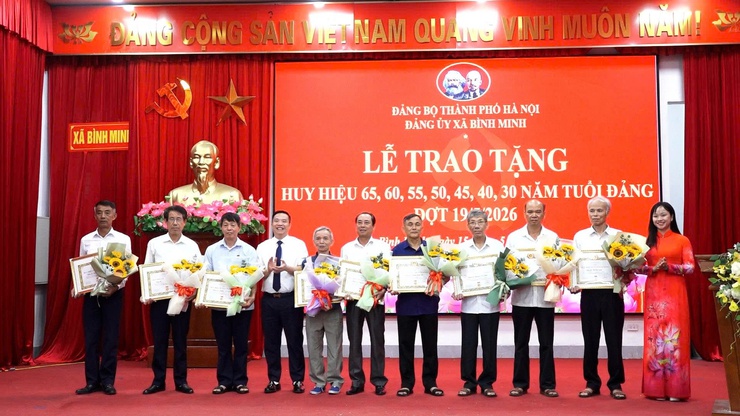 Xã Bình Minh trang trọng trao Huy hiệu Đảng, tôn vinh những cống hiến bền bỉ của các đảng viên lão thành