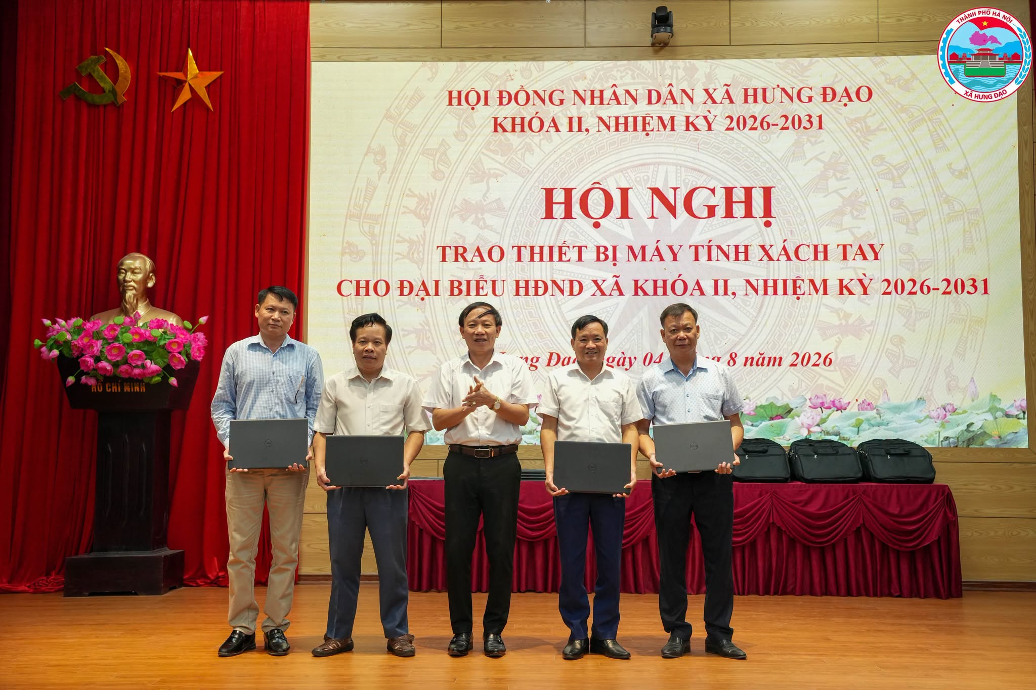 HĐND xã Hưng Đạo đẩy mạnh chuyển đổi số, trang bị máy tính xách tay cho đại biểu phục vụ mô hình "Kỳ họp không giấy tờ"