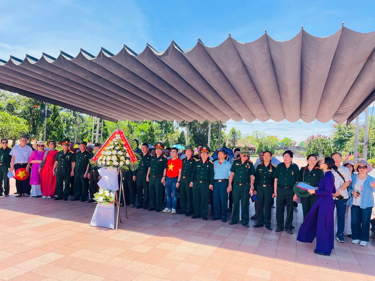 Hội Cựu chiến binh phường Cầu Giấy về nguồn tri ân tại Quảng Trị và đảo Cồn Cỏ, lan tỏa truyền thống người lính Cụ Hồ