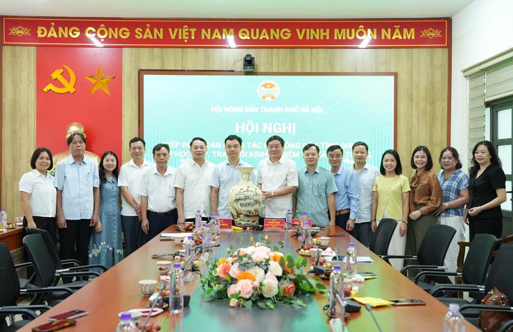 Hội Nông dân tỉnh Sơn La tham quan, trao đổi kinh nghiệm tại xã Bát Tràng