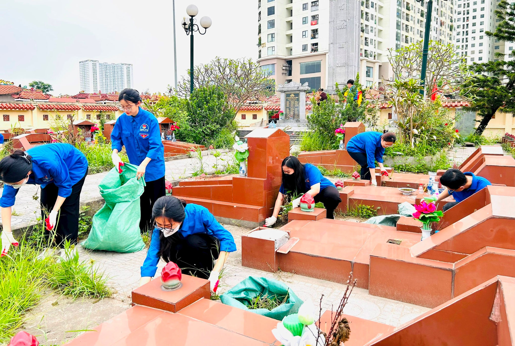 Phường Hoàng Mai: Hơn 300 đoàn viên, thanh niên ra quân chỉnh trang các “địa chỉ đỏ”, lan tỏa truyền thống tri ân