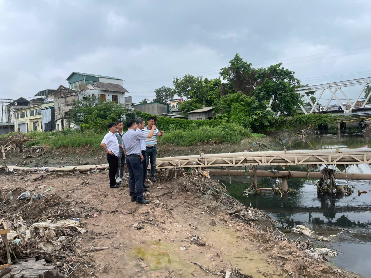Xã Gia Lâm quyết liệt đẩy nhanh tiến độ tuyến đường gom cầu Thanh Trì - cầu vượt Phú Thị, bảo đảm tiêu thoát nước mùa mưa
