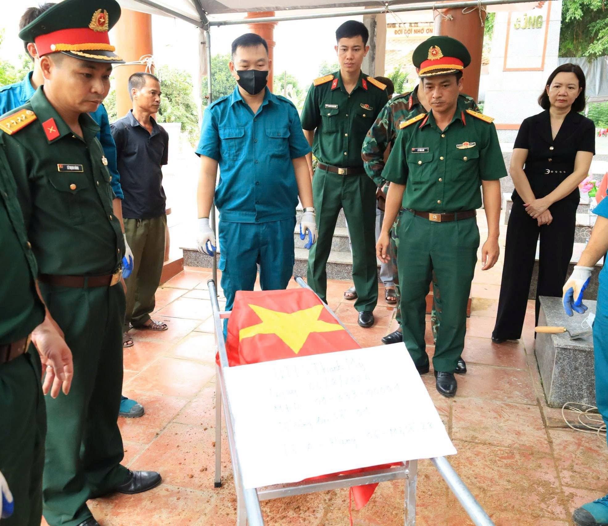 Phường Tùng Thiện lấy mẫu sinh phẩm hài cốt liệt sĩ, thêm cơ sở xác định danh tính người đã hy sinh