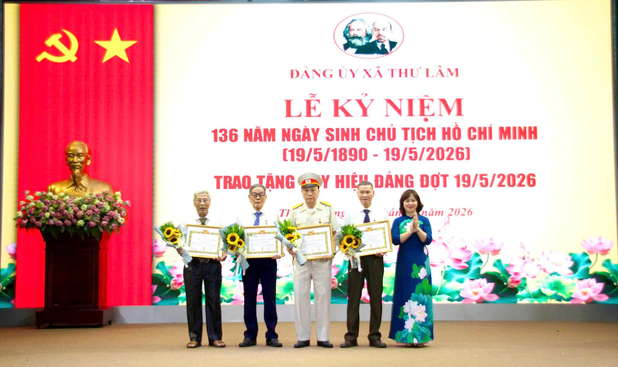 Xã Thư Lâm trao Huy hiệu Đảng cho 70 đảng viên, lan tỏa tinh thần học và làm theo Bác