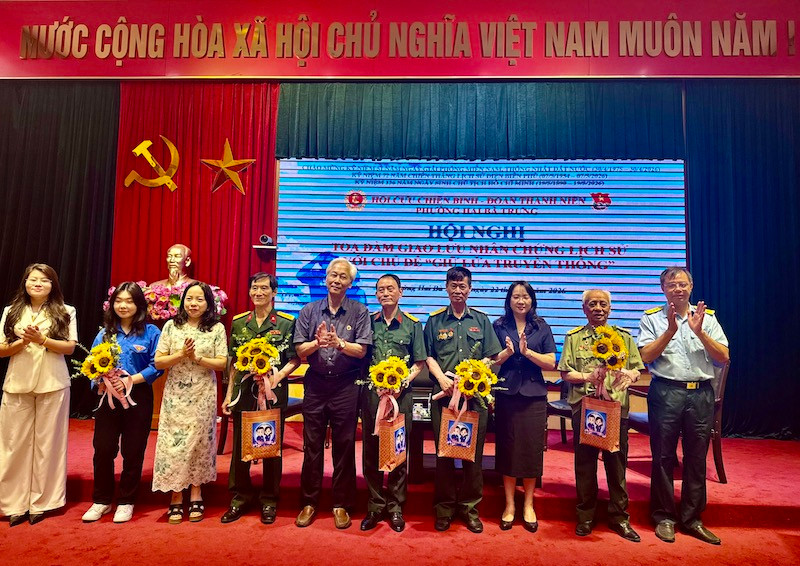 Phường Hai Bà Trưng lan tỏa truyền thống cách mạng qua tọa đàm “Giữ lửa truyền thống”