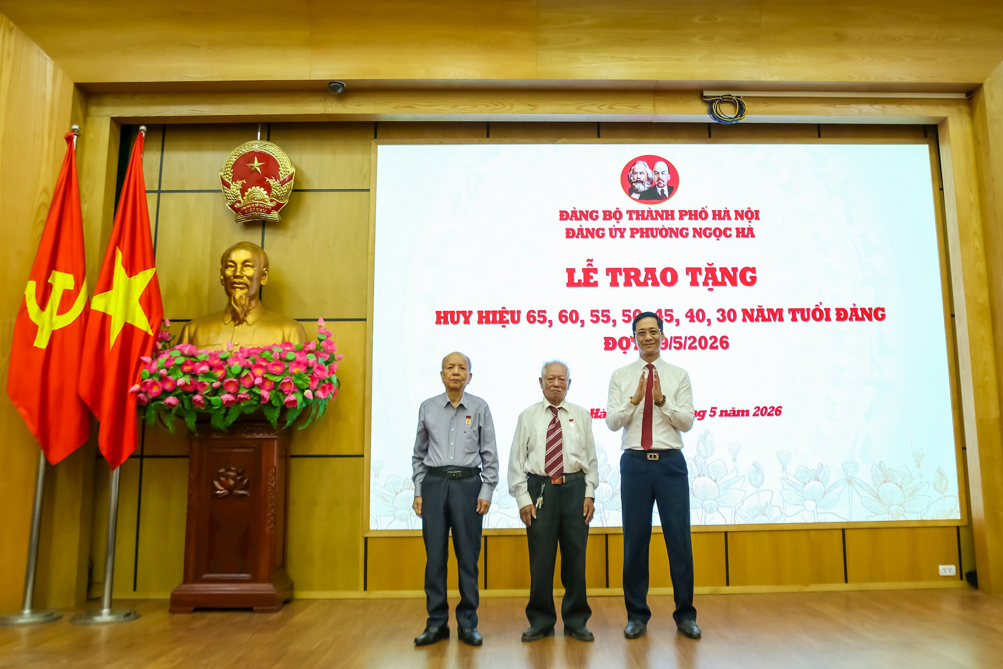 Phường Ngọc Hà trao Huy hiệu Đảng tặng 227 đảng viên, lan tỏa niềm tự hào và trách nhiệm