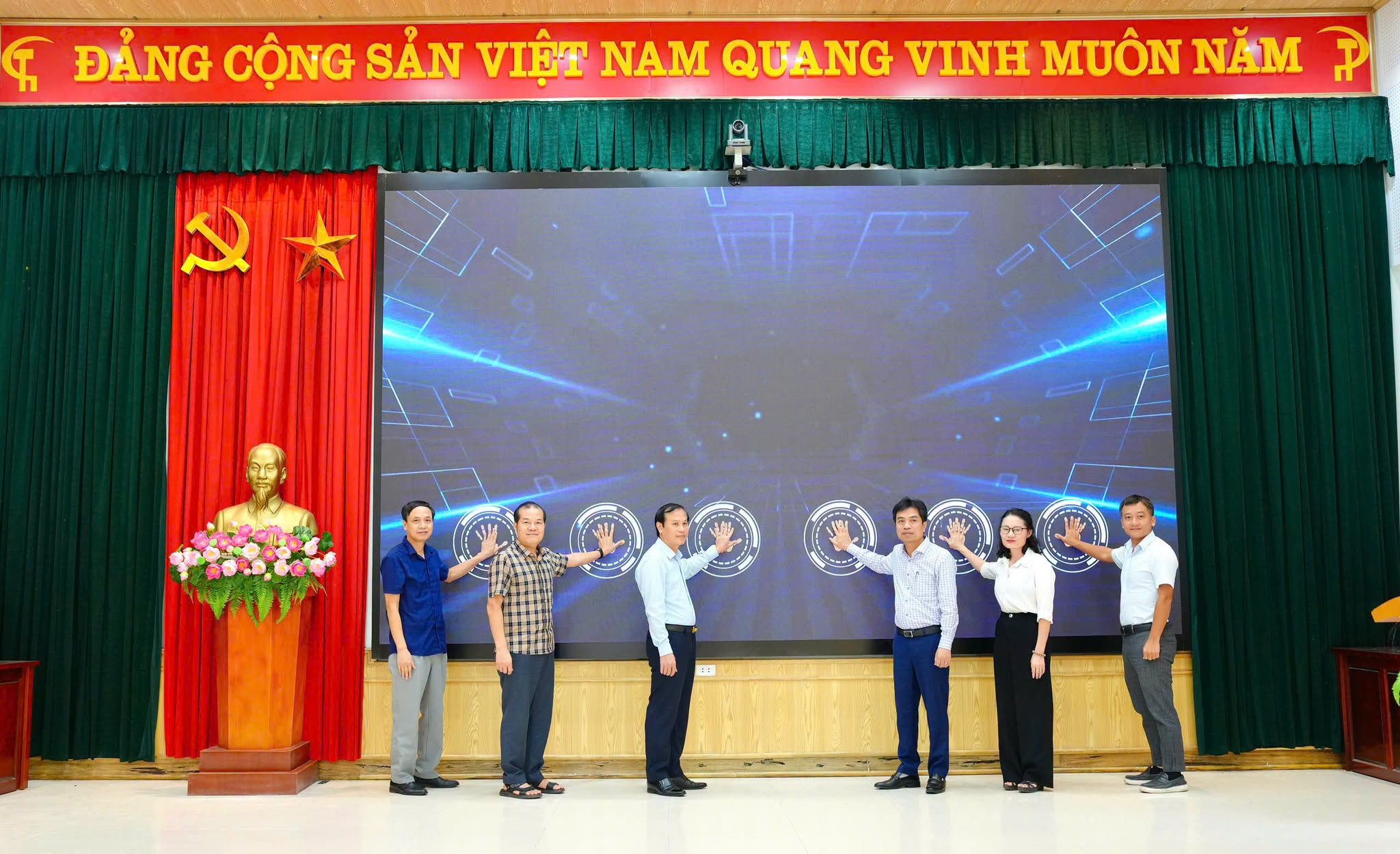 Xã Sơn Đồng phát động cao điểm 100 ngày chuyển đổi số, lan tỏa phong trào “Bình dân học AI” đến từng thôn, tổ dân phố