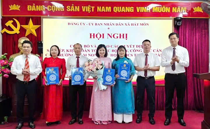 Xã Hát Môn công bố quyết định thành lập 9 trường, kiện toàn tổ chức Đảng