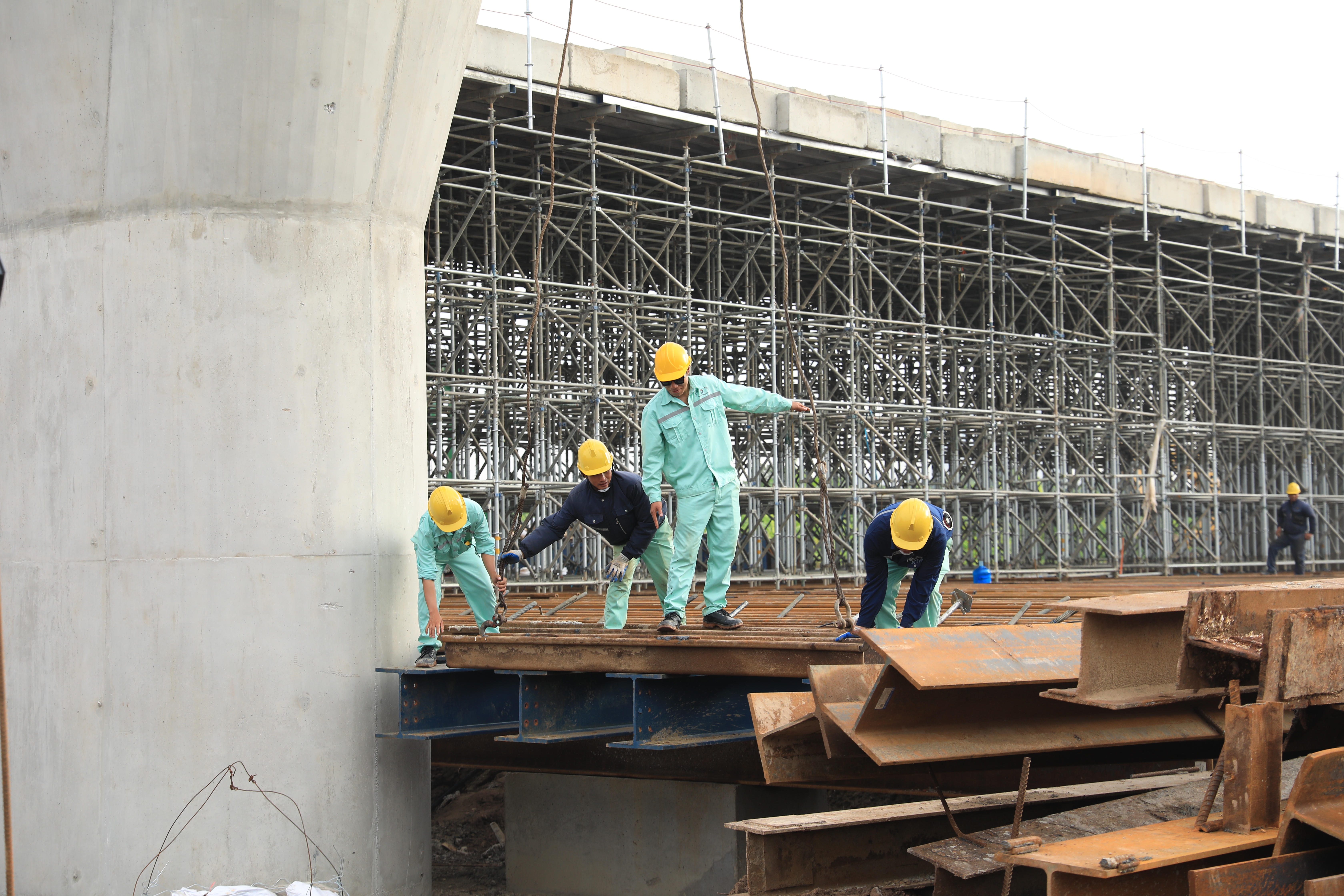 Nhộn nhịp công trình dự án xây dựng cầu Hồng Hà