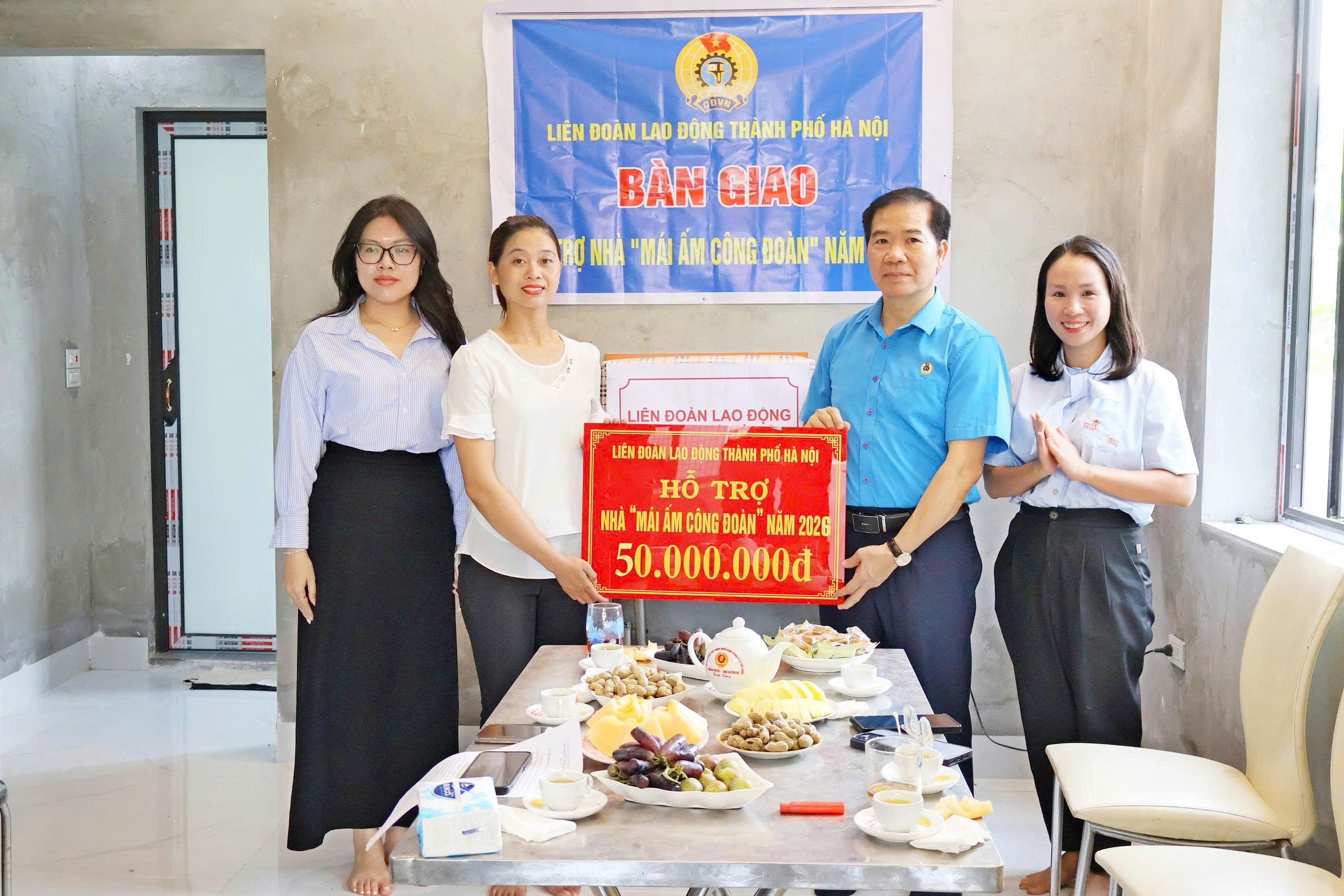 Bàn giao nhà “Mái ấm Công đoàn” cho đoàn viên có hoàn cảnh khó khăn tại xã Đoài Phương 