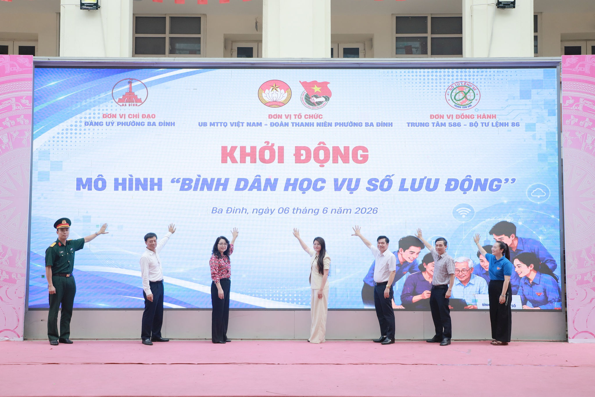 Phường Ba Đình đưa “Bình dân học vụ số” đến gần người dân bằng mô hình hướng dẫn trực tiếp