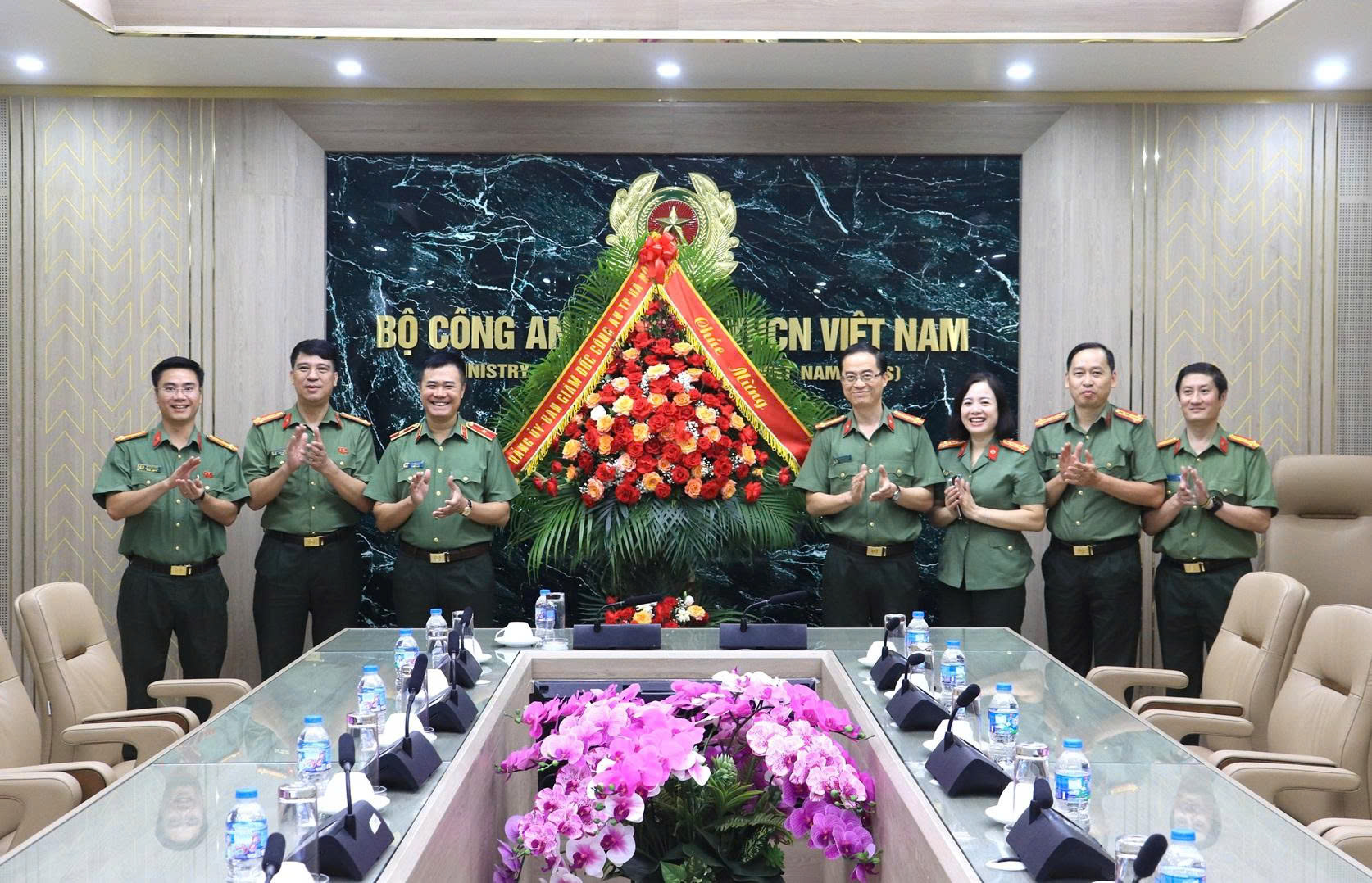 Công an thành phố Hà Nội thăm, chúc mừng Cục Đối ngoại Bộ Công an nhân 45 năm Ngày truyền thống