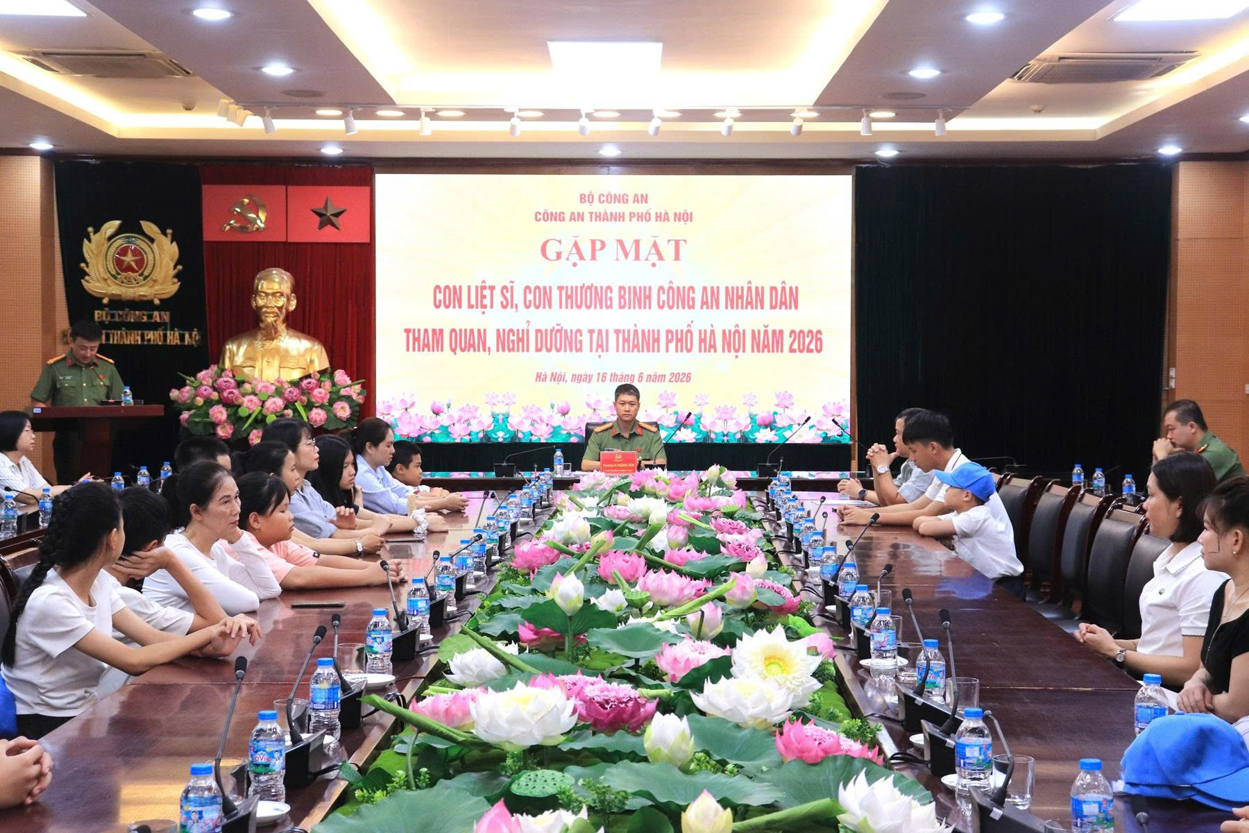 Công an thành phố Hà Nội gặp mặt đoàn con liệt sĩ, con thương binh Công an nhân dân nhân dịp thăm Thủ đô