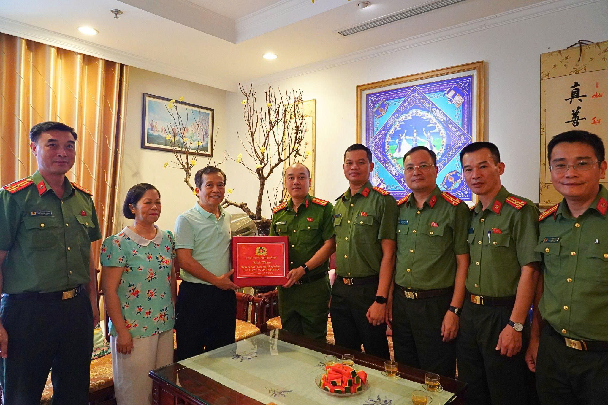 Công an thành phố Hà Nội thăm hỏi nguyên lãnh đạo, thân nhân gia đình và cán bộ An ninh nhân dân