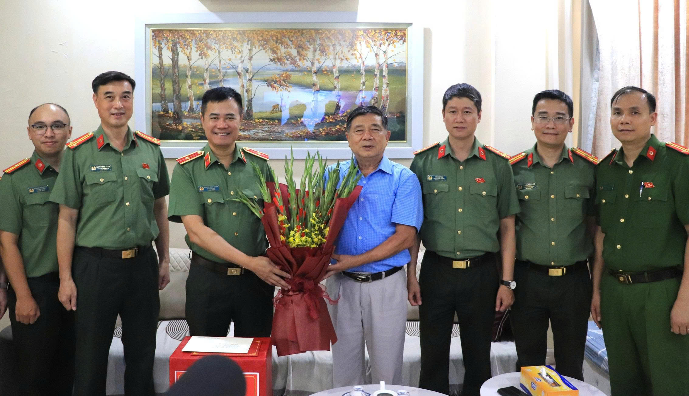 Công an thành phố Hà Nội tri ân các thế hệ nguyên lãnh đạo nhân dịp kỷ niệm 80 năm Ngày truyền thống lực lượng An ninh nhân dân
