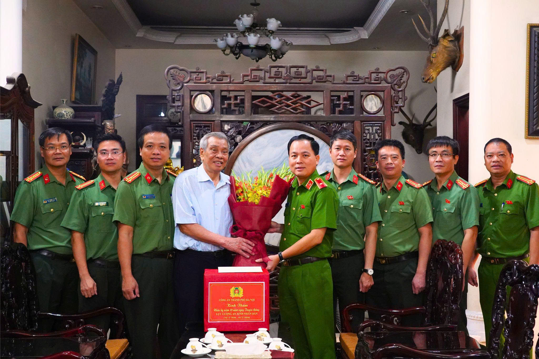 Công an thành phố Hà Nội tổ chức hoạt động tri ân các thế hệ cán bộ An ninh nhân dân nhân dịp kỷ niệm 80 năm Ngày truyền thống