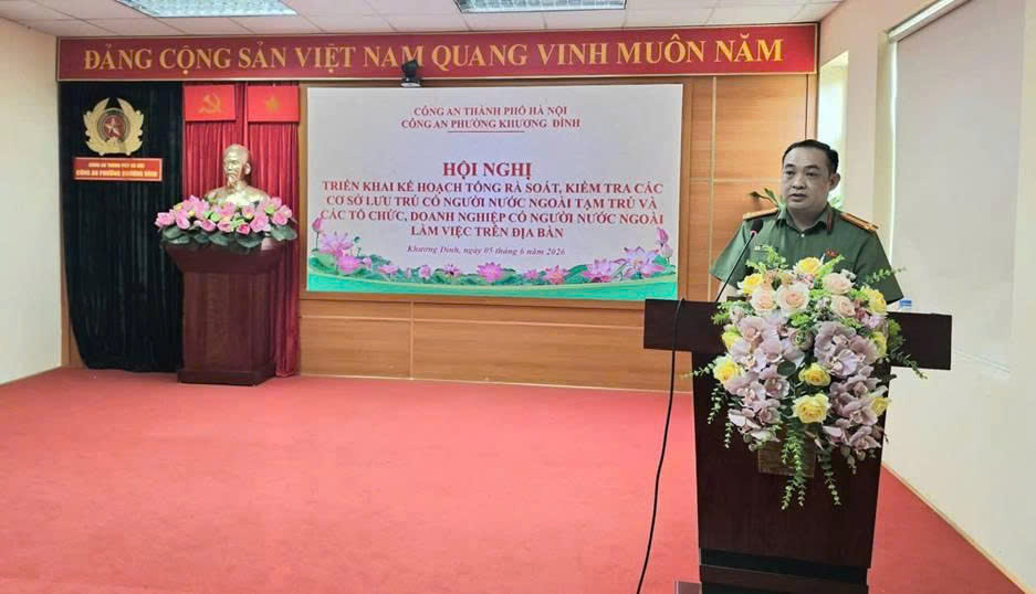 Công an phường Khương Đình đồng loạt rà soát cơ sở lưu trú và doanh nghiệp có người nước ngoài làm việc