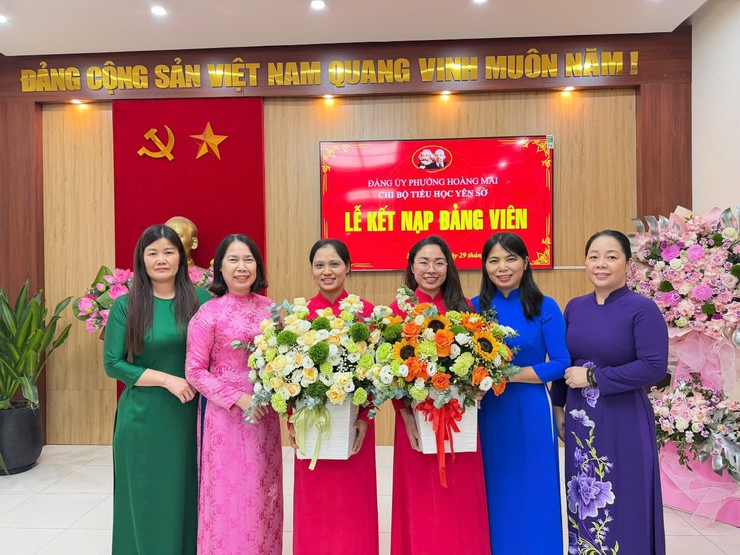 Chi bộ Trường Tiểu học Yên Sở, phường Hoàng Mai kết nạp đảng viên mới, tăng cường sức mạnh tổ chức cơ sở Đảng
