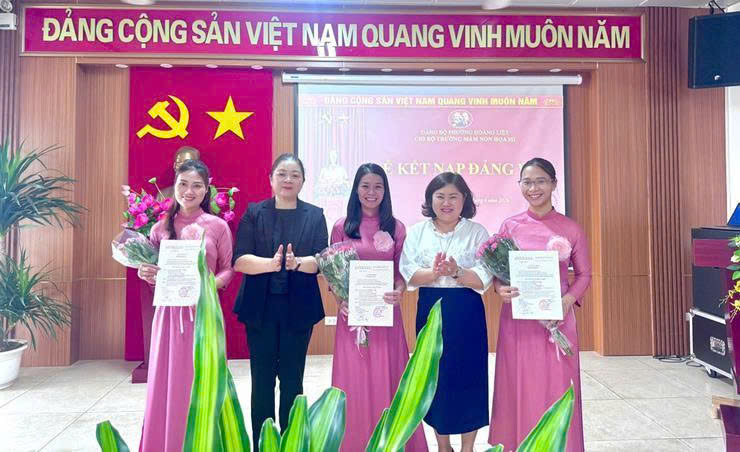 Chi bộ Trường Mầm non Họa Mi, phường Hoàng Liệt kết nạp 3 đảng viên mới, tăng cường sức mạnh tổ chức Đảng trong nhà trường