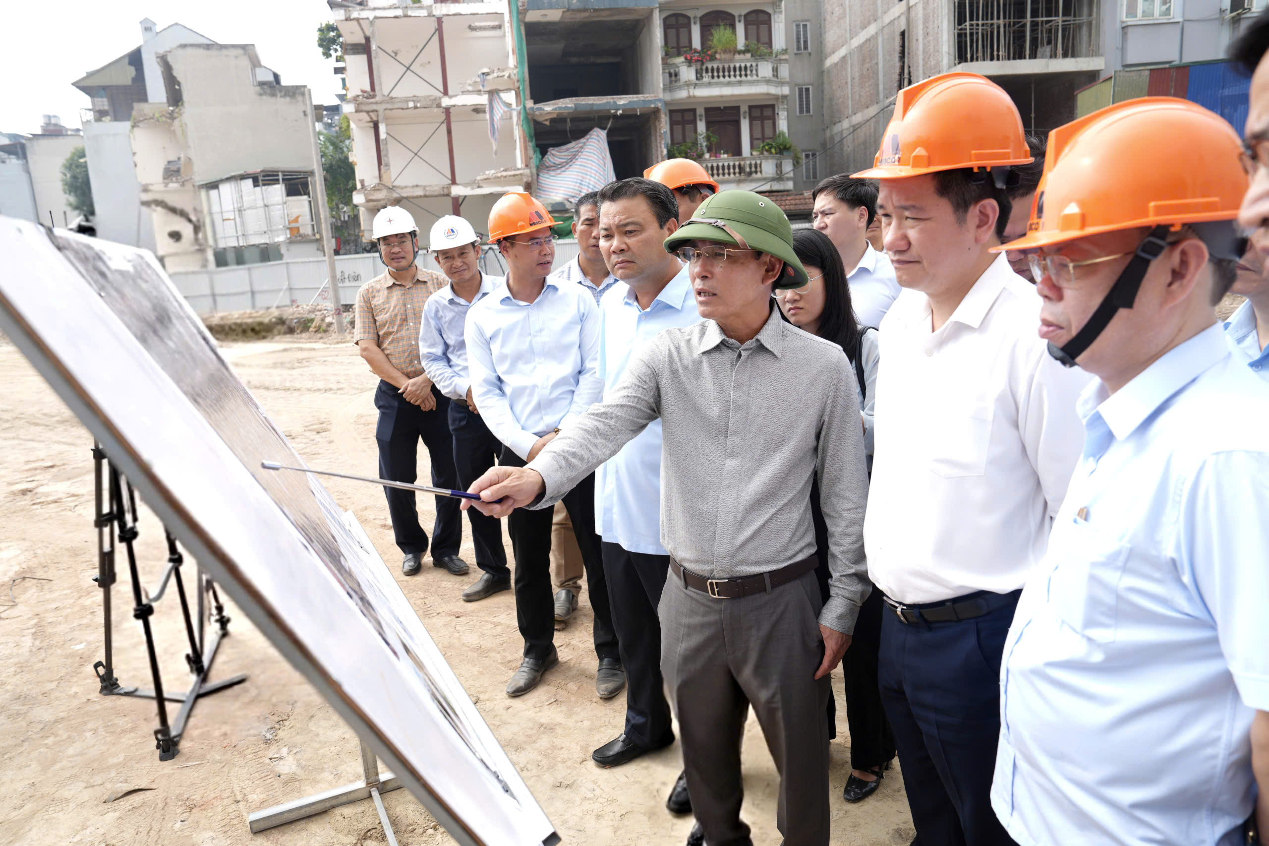 Phó Bí thư Thường trực Thành ủy Hà Nội Nguyễn Trọng Đông kiểm tra thực địa tuyến Vành đai 2.5
