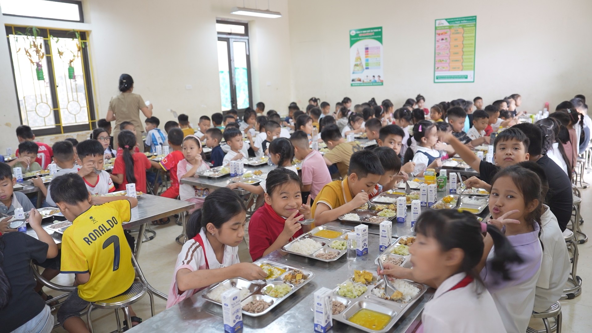 Xã Quảng Oai kiểm tra đột xuất bếp ăn bán trú, siết chặt công tác đảm bảo an toàn thực phẩm từ đầu năm học